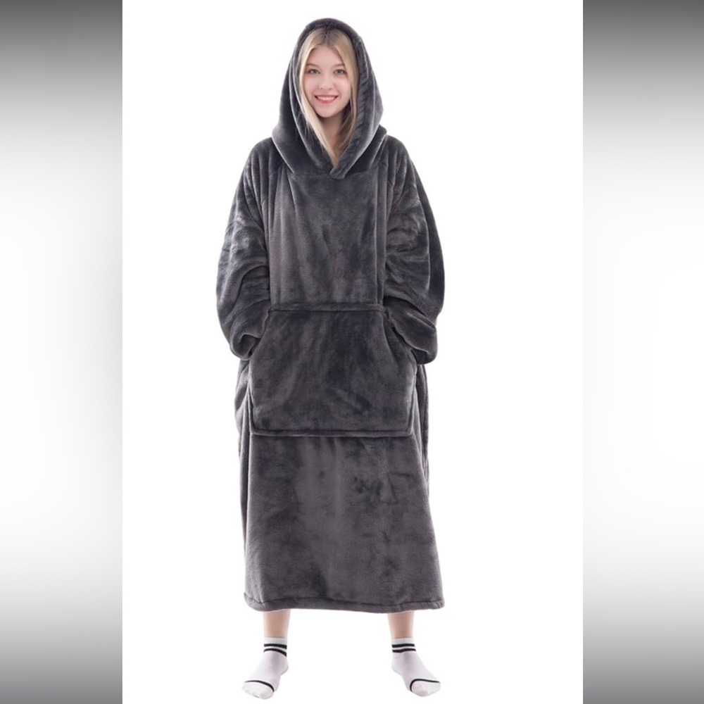 Waitu Wearable Blanket with pocket. Unisex